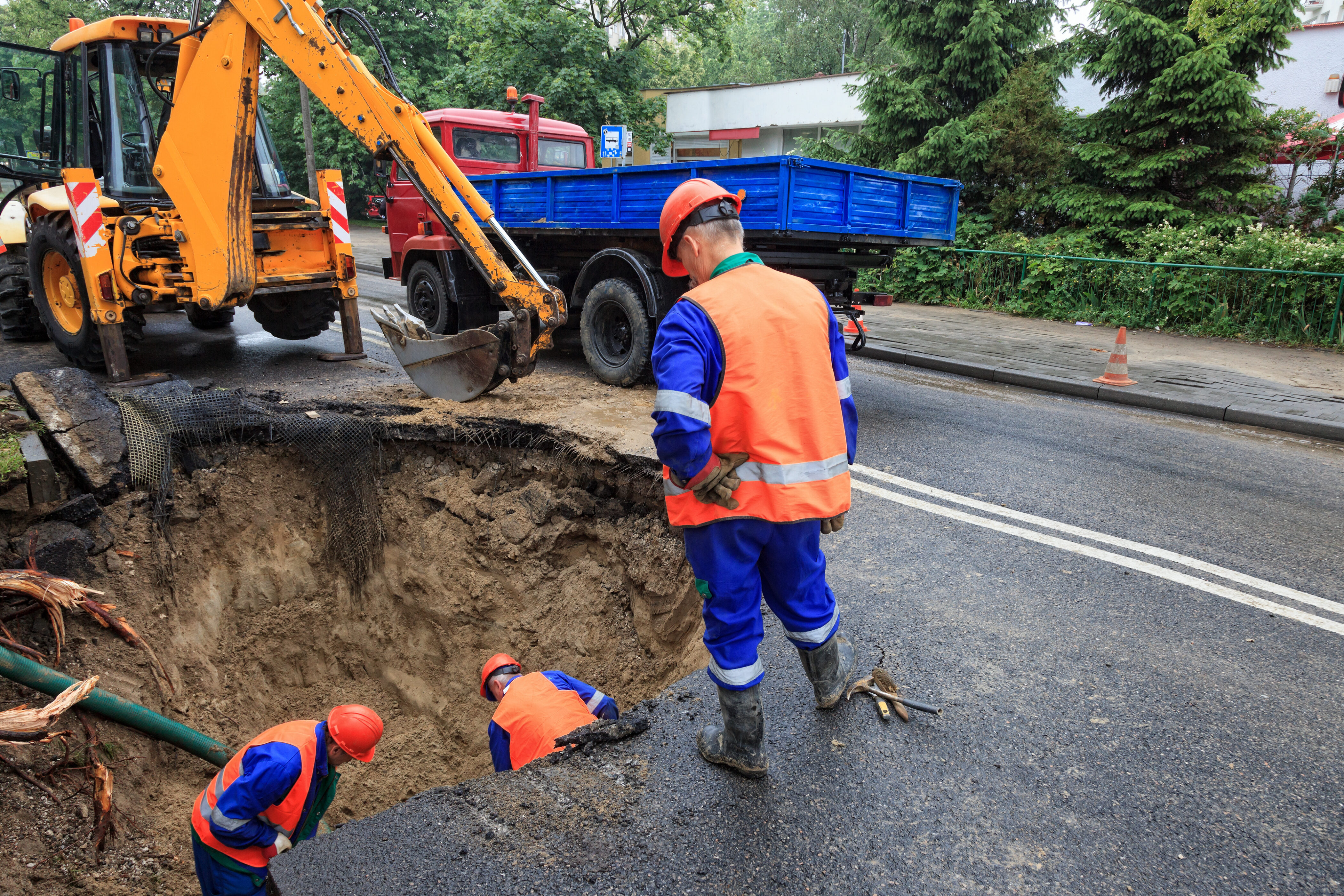 Workers repairing the damaged road | OHIO811